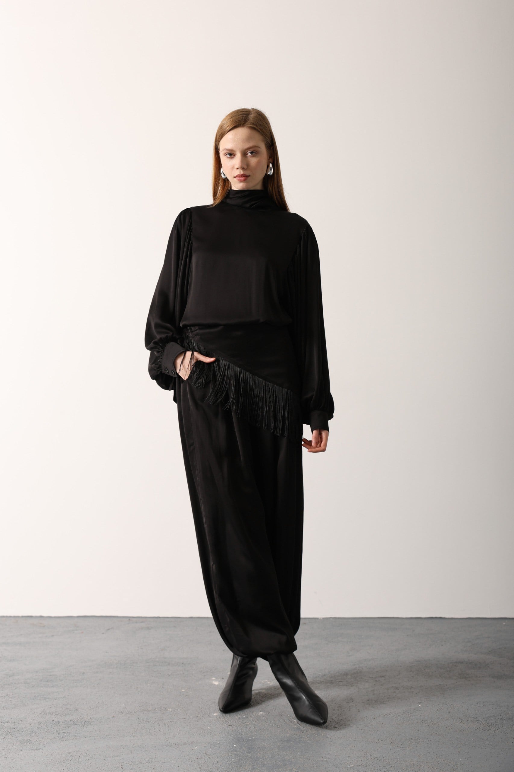 Siyah Saten Şal Detaylı Bluz Pantolon Takım - Siyah