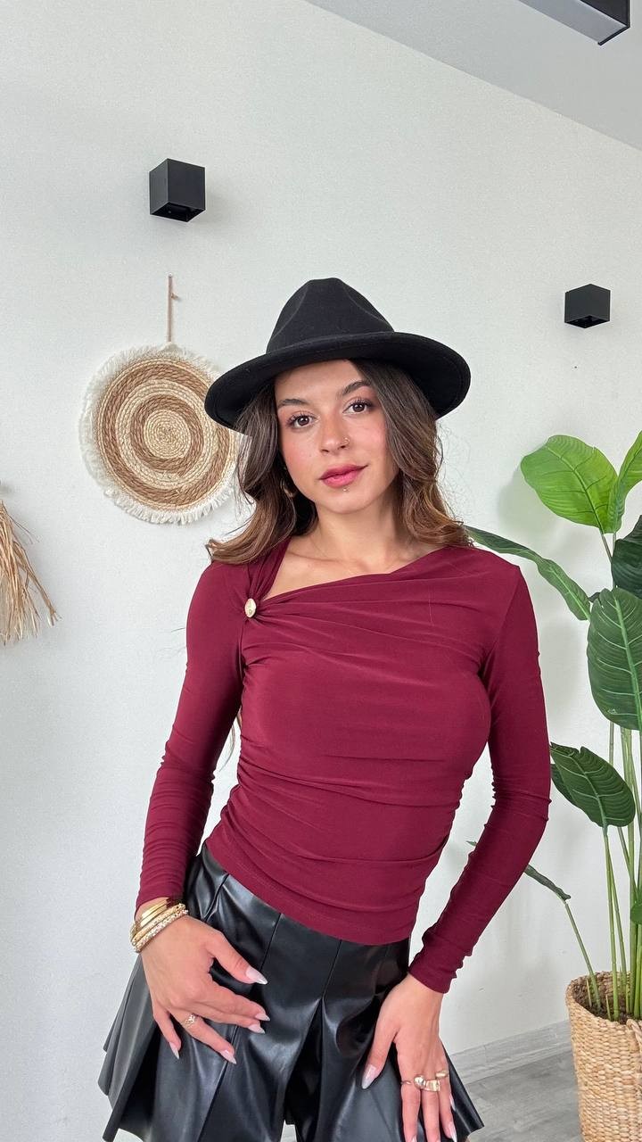 Altın Aksesuar Detaylı Asimetrik Yaka Likralı Bluz-Bordo - Bordo