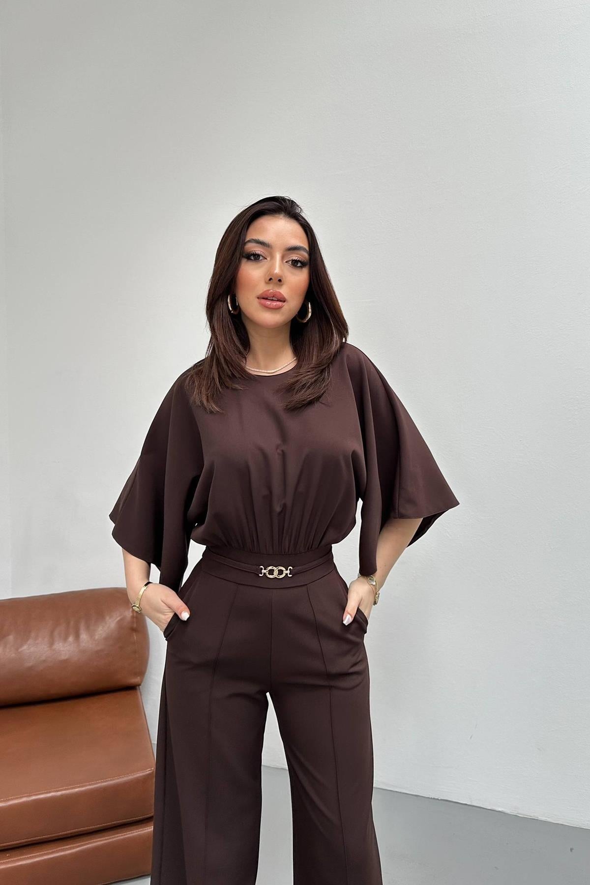 Kahverengi Bel Büzgülü Kemerı Aksesuarlı Yarasa Kol Tulum - Kahverengi