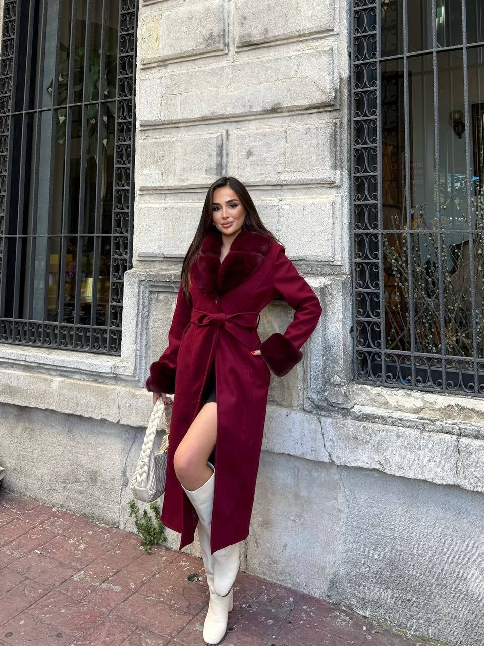 Premium Kürk Yakalı ve Kürk Manşetli Kuşaklı Uzun Kaşe Kaban - Bordo